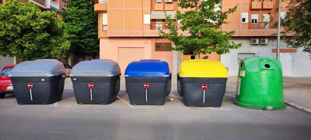 Contenedor gris calle